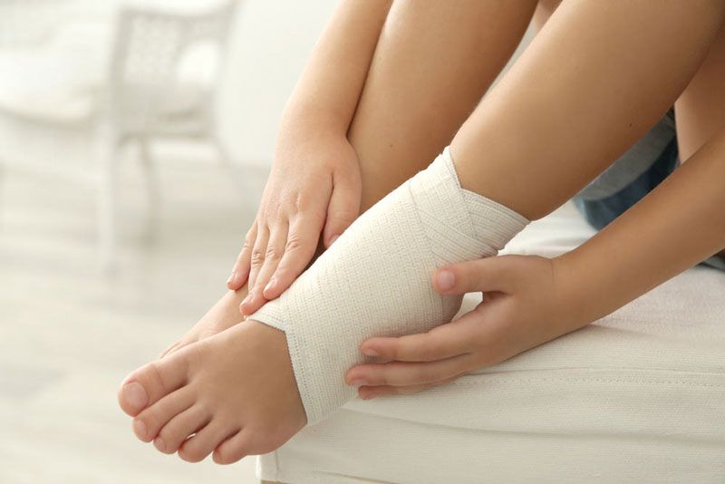 cách băng bó vết thương ở gót chân