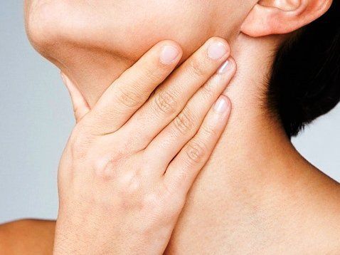 đau dưới hàm trái