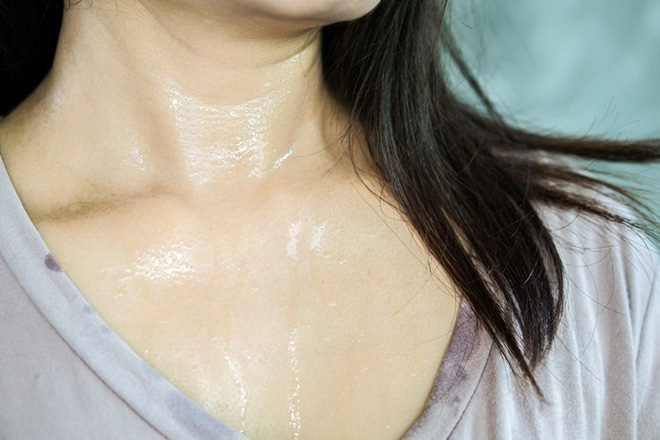 đau ngực kèm vã mồ hôi