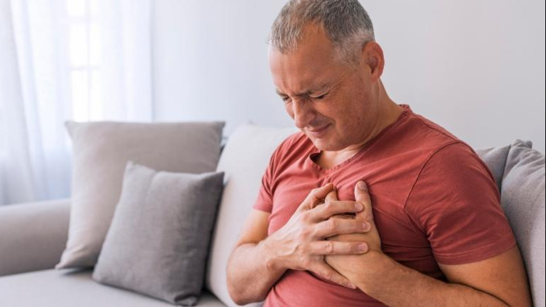 đau ngực sau bữa ăn nhiều