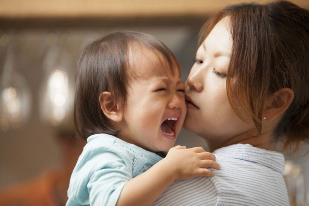 trẻ 2 tuổi quấy khóc đêm