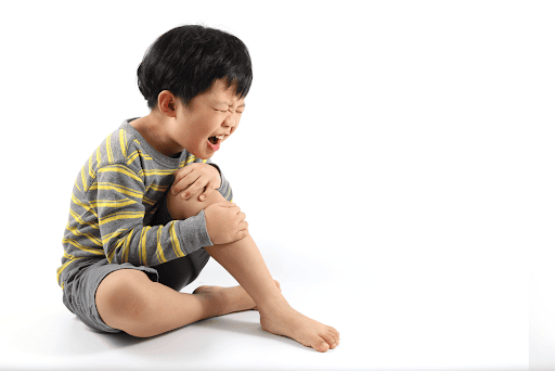 trẻ bị đau xương ống chân