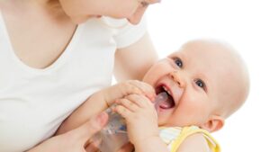 trẻ mấy tháng uống được nước